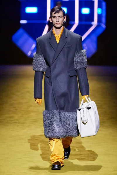 Look 16